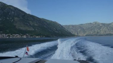 Teknenin su üzerinde dalgalardan. Kotor Körfezi, Karadağ,