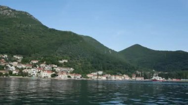 Boka Kotor Koyu'nun Karadağ, Lepetane için bir feribot