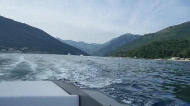Teknenin su üzerinde dalgalardan. Kotor Körfezi, Karadağ,