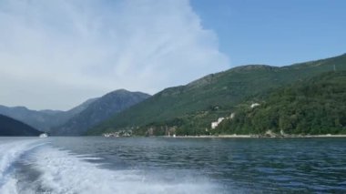 Teknenin su üzerinde dalgalardan. Kotor Körfezi, Karadağ,