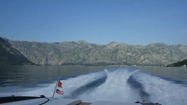 Golven van de boot op het water. Baai van Kotor, Montenegro, de — Stockvideo