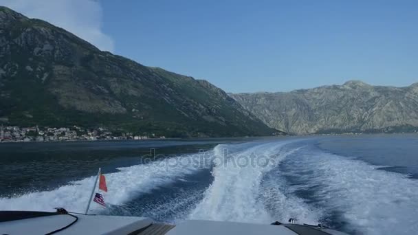 Olas del barco en el agua. Bahía de Kotor, Montenegro, la — Vídeos de Stock