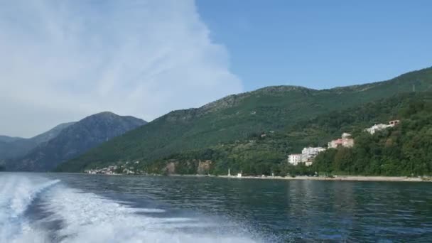 Vlny z lodi na vodě. Bay of Kotor, Černá Hora, — Stock video