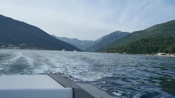 Fale z łodzi na wodzie. Zatoka Kotor, Czarnogóra, — Wideo stockowe