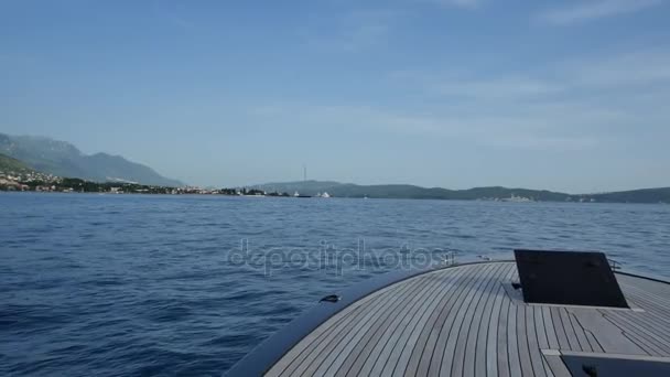 Båt i fjärden av Kotor. Montenegro, vattnet i Adriatiska havet — Stockvideo