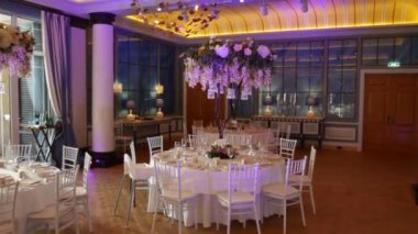 Düğün Ziyafet masalarında. Düğün süslemeleri. Düğün t