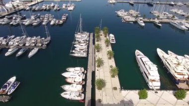 Dünyanın en iyi deniz süper Yatlar tekneler için. Porto Karadağ'Tivat