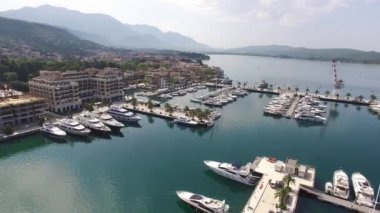 Dünyanın en iyi deniz süper Yatlar tekneler için. Porto Karadağ'Tivat