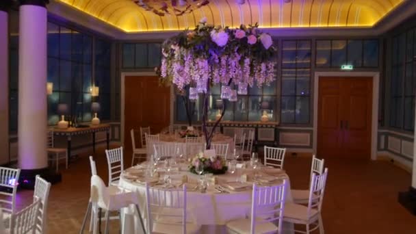 Mesas no banquete de casamento. Decorações de casamento. Casamento em t — Vídeo de Stock