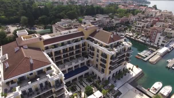 Regent Hotel, Tivat, Montenegró, Porto Montenegró területén. Légi s — Stock videók