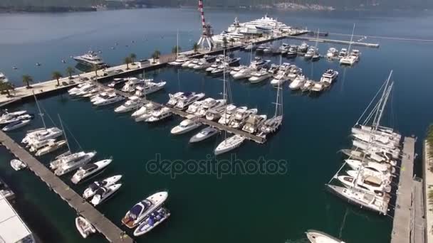 Światy najlepszych marine na super jachty łodzie. Porto Montenegro w mieście Tivat — Wideo stockowe