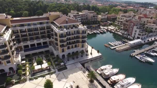Regent Hotel, Tivat, Montenegro, zona de Porto Montenegro. Aeronáutica — Vídeo de stock