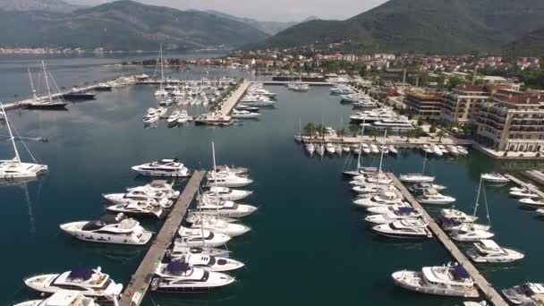 Világ legjobb tengeri a szuper jacht hajók. Porto Montenegró, Tivat — Stock videók