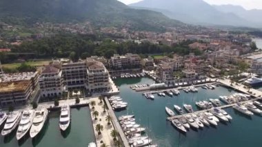 Dünyanın en iyi deniz süper Yatlar tekneler için. Porto Karadağ'Tivat