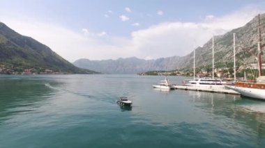 Kotor, hava fotoğrafçılığı dron tekneye. Wa tekne rıhtımda