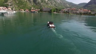 Kotor, hava fotoğrafçılığı dron tekneye. Wa tekne rıhtımda