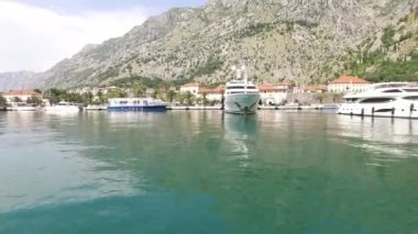 Kotor, hava fotoğrafçılığı dron tekneye. Wa tekne rıhtımda