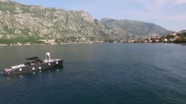Bir tekne üzerinde yeni evliler. Düğün Karadağ bir yatta. Gelin