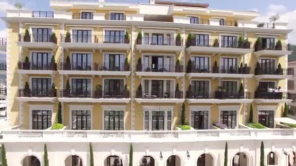 Hotel Regent, Tivat, Černá Hora, oblast Porto Montenegro. Antény s — Stock video