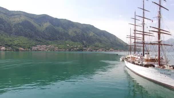 Houten zeilschip op de dokken in Kotor. Het vervoer over water. Mont — Stockvideo