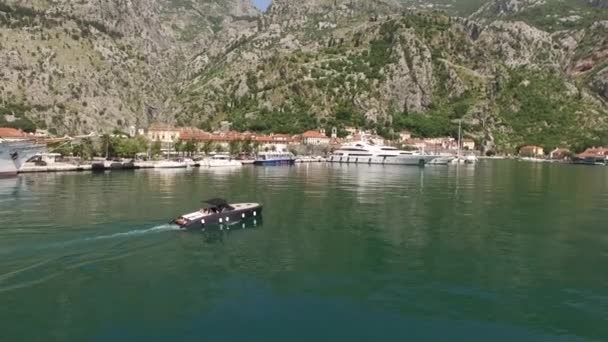 De boot in Kotor, luchtfotografie drone. Boot dok op de wa — Stockvideo