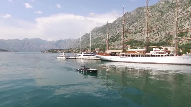 De boot in Kotor, luchtfotografie drone. Boot dok op de wa — Stockvideo