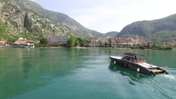 Das Boot in Kotor, Drohne für Luftaufnahmen. Bootsanlegestelle auf der wa — Stockvideo