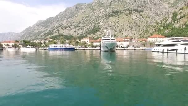 De boot in Kotor, luchtfotografie drone. Boot dok op de wa — Stockvideo