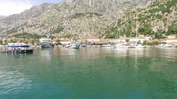 Båten i Kotor, flygfotografering drone. Båtbrygga på wa — Stockvideo