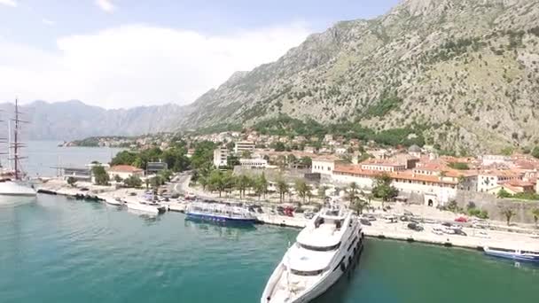 Navegando navio de madeira nas docas em Kotor. Transporte de água. Mont... — Vídeo de Stock