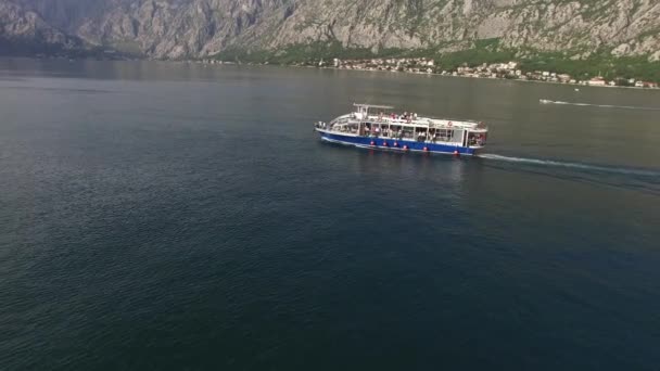 Bateau touristique dans la mer. Baie de Kotor — Video