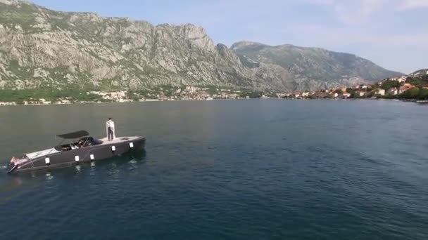 Frischvermählte auf einem Boot. Hochzeit in Montenegro auf einer Jacht. die Braut — Stockvideo