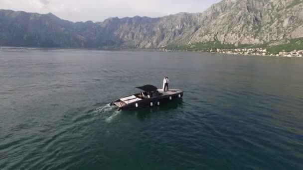 De pasgetrouwden op een boot. Bruiloft in Montenegro op een jacht. De bruid — Stockvideo