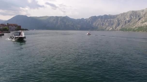 Frischvermählte auf einem Boot. Hochzeit in Montenegro auf einer Jacht. die Braut — Stockvideo