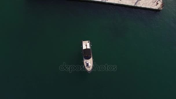 Sposi novelli su una barca. Matrimonio in Montenegro su uno yacht. La sposa — Video Stock
