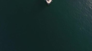 Bir tekne üzerinde yeni evliler. Düğün Karadağ bir yatta. Gelin
