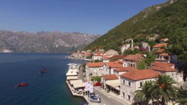 Eski şehir, Perast Kotor Koyu'ndaki, Karadağ kıyısında. İnci