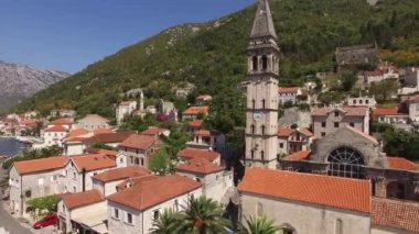 Eski şehir, Perast Kotor Koyu'ndaki, Karadağ kıyısında. İnci
