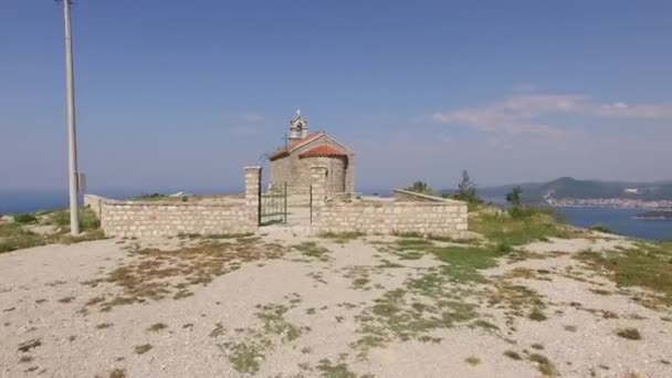 Kościół św Sawy, Czarnogóry, w pobliżu wyspy Sveti Ste — Wideo stockowe