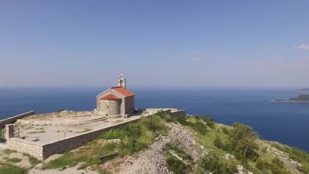 De kerk van Sint Sava, Montenegro, in de buurt van het eiland Sveti Ste — Stockvideo