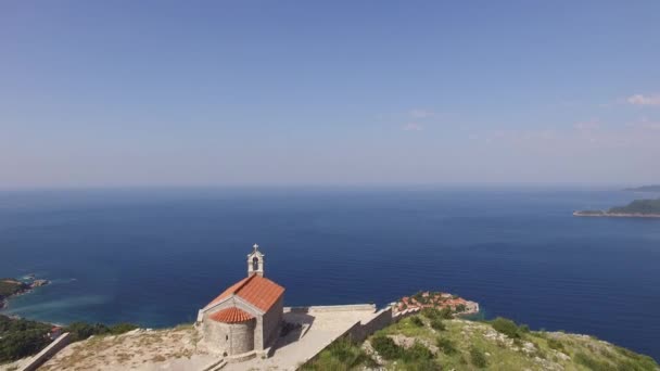 A templom a Szent Száva, Montenegró, Sveti Ste sziget közelében — Stock videók
