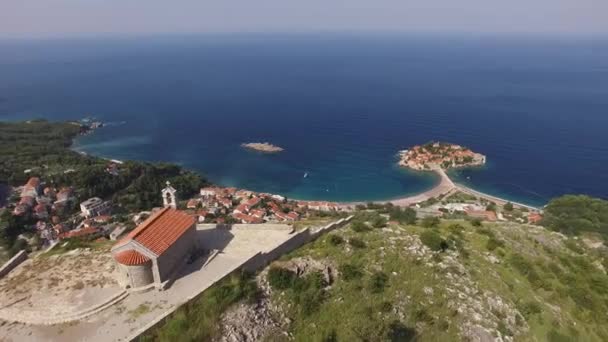Kostel svatého Sávy, Černá Hora, poblíž ostrova Sveti Ste — Stock video
