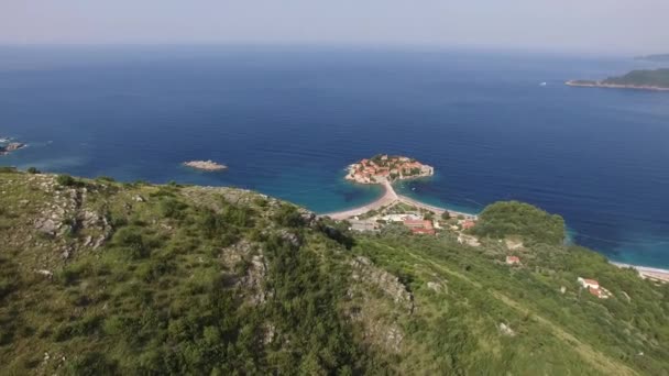 La Iglesia de San Sava, Montenegro, cerca de la isla de Sveti Ste — Vídeo de stock