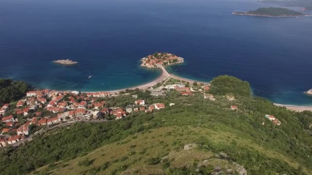 A templom a Szent Száva, Montenegró, Sveti Ste sziget közelében — Stock videók