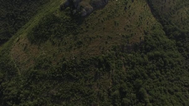 Kościół św Sawy, Czarnogóry, w pobliżu wyspy Sveti Ste — Wideo stockowe