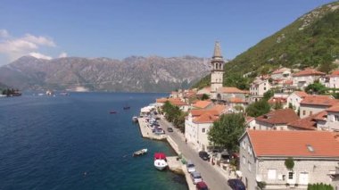Eski şehir, Perast Kotor Koyu'ndaki, Karadağ kıyısında. İnci