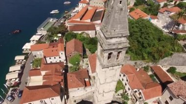 Eski şehir, Perast Kotor Koyu'ndaki, Karadağ kıyısında. İnci
