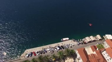 Eski şehir, Perast Kotor Koyu'ndaki, Karadağ kıyısında. İnci