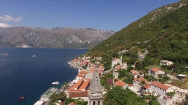 Eski şehir, Perast Kotor Koyu'ndaki, Karadağ kıyısında. İnci