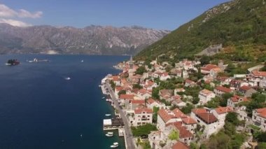 Eski şehir, Perast Kotor Koyu'ndaki, Karadağ kıyısında. İnci